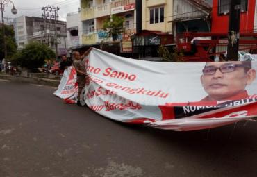 Salah Satu Baliho yang diturunkan Panwaslu Kota Curup