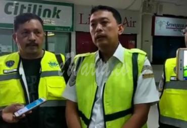 Kepala Bandara Fatmawati Anies Wardana saat memberikan keterangan kepada awak media