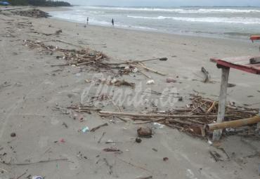 Terlihat banyak tumpukan sampah di sepanjang pantai