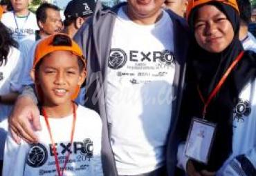 Menteri PDT dan Transmigrasi Eko Putra Sandjojo menyempatkan foto bersama anak-anak peserta jalan sehat