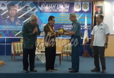 Pemberian cindra mata Rektor Unib kepada Kapushidrosal