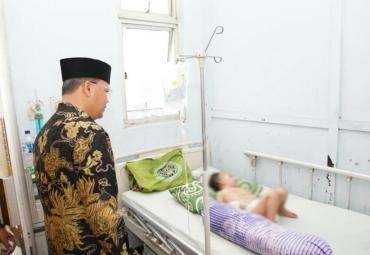 Gubernur Bengkulu (H. Rohidin Mersyah) mengunjungi balita korban tersiram minyak goreng
