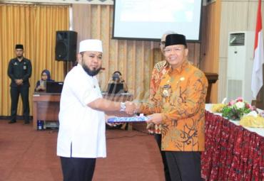 Penyerahan DIPA dari Gubernur Bengkulu Dr. H Rohidin Mersyah kepada Walikota Bengkulu H. Helmi Hasan