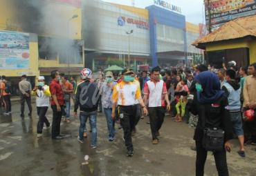 Gubernur Bengkulu Haji Rohidin Mersyah saat meninjau lokasi kebakaran