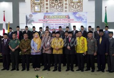 Pengurus IKAPTK foto bersama Gubernur Bengkulu Dr H. Rohidin Mersyah