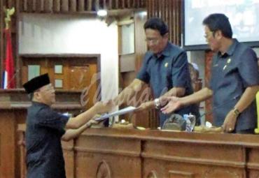 Plt Gubernur menyerahkan 2 Raperda kepada pimpinan DPRD Provinsi