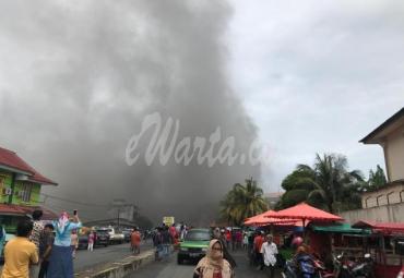 Asap hitam terus mengepul di atas langit Pasar Tradisional Modern Bengkulu
