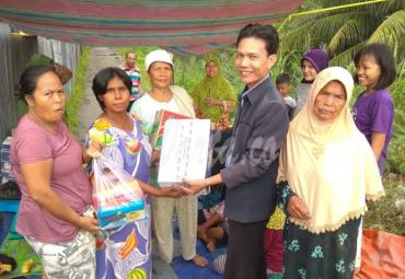 Aurego Jaya bersama warga korban banjir