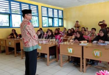 Foto saat Kepala Dinas Dikbud mengunjungi salah satu sekolah di jajaranya