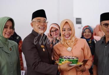 Plt Bupati Bengkulu Selatan foto bersama Ketua DPRD, Unsur FKPD, Ketua dan Anggota Dharma Wanita Persatuan