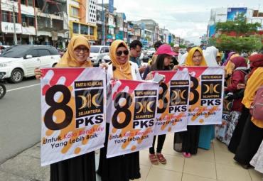 Semangat Simpatisan dan kader PKS sambil membentangkan banner