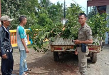 Petugas Satpol PP Bengkulu Selatan menunjukan barang bukti warga yang membuang sampah sembarangan