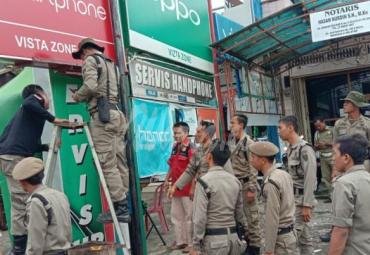 Petugas membongkar paksa papan reklame tak bayar pajak