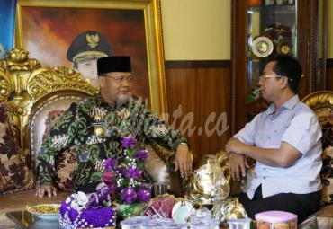 Gubernur Bengkulu (H Rohidin Mersyah) kelihatan asyik bercengkrama dengan UJH
