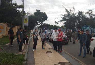 Wawali turun dan ikut serta pemasangan plang papan larangan berjualan di trotoar dan badan jalan