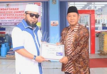 Penyerahan sertifikat investor terhadap guru ngaji
