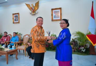 Penyerahan Penghargaan APE oleh Menteri PPPA RI Yohana Yembise kepada Gubernur Bengkulu