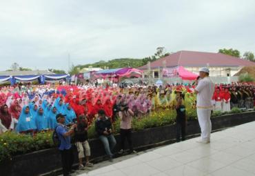 Rohidin Mersyah membuka langsung jalan sehat kreasi Muslimah Bersyar'i