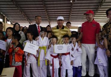 Peserta karate cilik foto bersama Gubernur Bengkulu (Dr H. Rohidin Mersyah) 