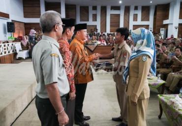 Penyerahan seragam penyuluh 