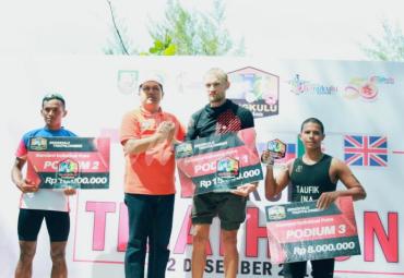 Kepala Dispora Provinsi Bengkulu foto bersama Atlet juara 