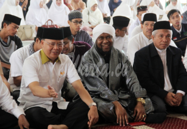 Gubernur Bengkulu (H Rohidin Mersyah) duduk berdampingan dengan Ustadz Sabun