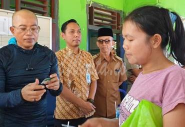 Plt Bupati Bengkulu Selatan Gusnan Mulyadi membagikan kartu Jamkesda  