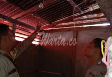 Anggota menunjukkan lokasi korban mengakhiri hidupnya