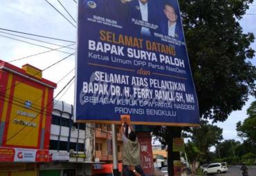 penempelan stiker oleh Bawaslu Kota Bengkulu