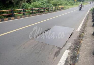 Kondisi jembatan berlubang yang ditutupi plat besi