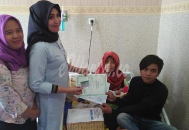 Penyerahan donasi dan administrasi kependudukan keluarga Ilham