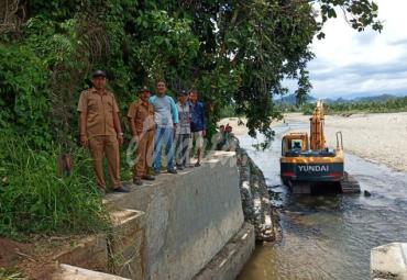Pengerukan alur sungai Air Nipis Seginim