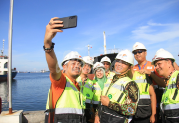 Gubernur Bengkulu melakukan selfi bersama saat tinjau pelabuhan Pulau Baai