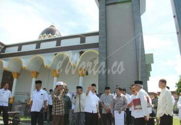 Gubernur saat meninjau rencana pembangunan renovasi Masjid Baitul Izzah