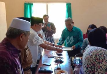 Penyerahan bantuan pendidikan dan modal usaha