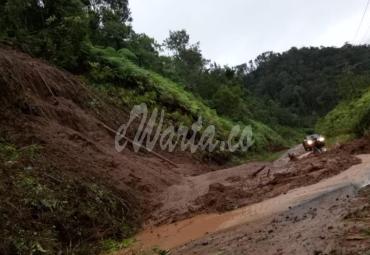 Meterial longsur tutupi badan jalan lintas Kabupaten Lebong-Bengkulu Utara