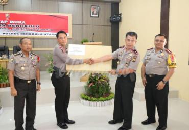 Pemberian penghargaan oleh Kapolda Bengkulu