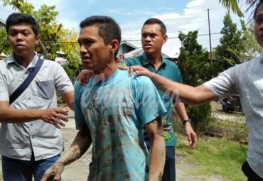 Terduga pelaku saat diamankan polisi