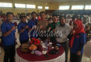 Anggota Media Bengkulu Online (AMBO) berkesempatan berfoto bersama Kapolda Bengkulu, Brigjen Pol Drs. Supratman, MH