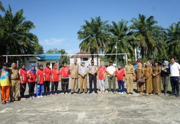 Assiten I membuka lomba volley antar Kecamatan