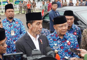 Presiden Republik Indonesia ( Ir. Joko Widodo ) saat diwawancarai awak media