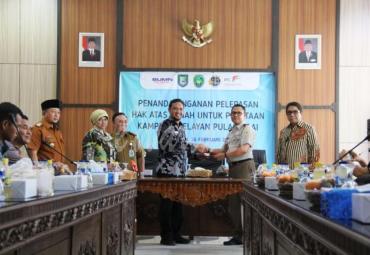 Penandatanganan pernyataan pelepasan hak atas tanah oleh GM Pelindo II Nurkholis Lukman kepada Kepala Kantor Pertanahan Kota Bengkulu Adam Hawadi