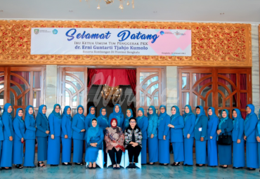 Usai pelantikan di tutup dengan Foto bersama