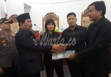 Penyerahan berkas berita acara pengesahan 5 Raperda oleh Ketua DPRD kepada Wakil Bupati Seluma