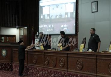 Gubernur menyerahkan nota penjelasan kepada pimpinan DPRD 