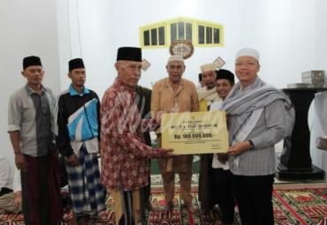 Gubernur serahkan bantuan pembangunan masjid di Kepahiang