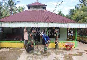 Anggota Satgas TMMD membantu renovasi Masjid di Desa Talang Alai