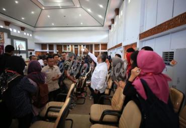 Mendes PDTT Eko Putro Sandjojo, selfi bersama