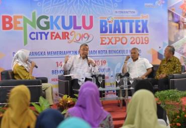 Menteri Desa, PDT, dan Transmigrasi Eko P Sandjojo berdialog dengan pengusaha UMKM dalam acara Bengkulu City Faigr 2019 di Bengkulu, Jumat (15/3/2019). Eko P Sandjojo mengajak pelaku UMKM di perdesaan agar memanfaatkan BUMDes dan program Prukades untuk bersaing dengan produk-produk dari perusahaan besar. Foto: Sigit/Kemendes PDTT