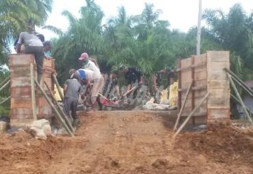 Pemasangan cloneng Satgas TMMD bersama warga Desa Talang Alai